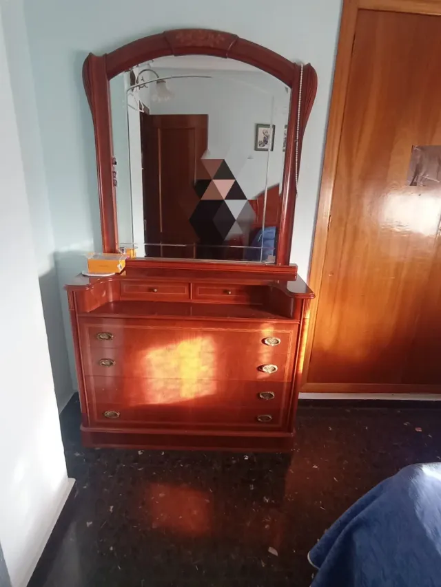 Cómoda y espejo de dormitorio, cabecero y mesita