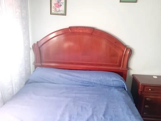 Cómoda y espejo de dormitorio, cabecero y mesita