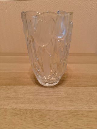 Jarrón de cristal con tulipanes