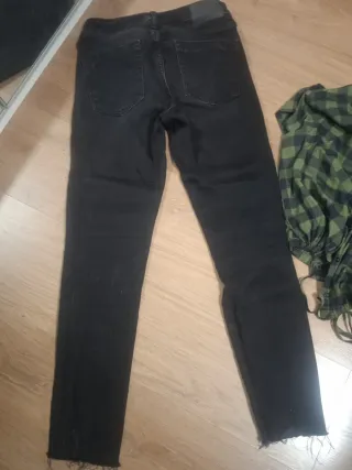 Jeans negros y camisa cuadros verde