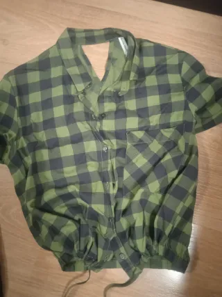 Jeans negros y camisa cuadros verde