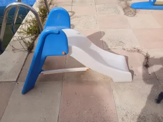 Tobogán infantil azul y blanco