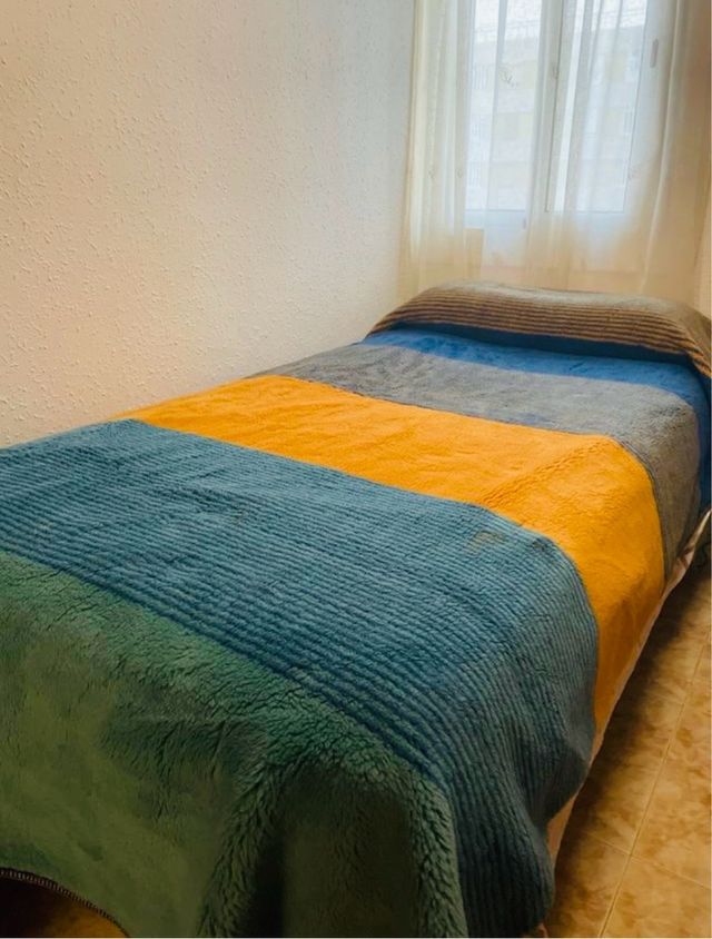 Manta de pelo naranja y azul