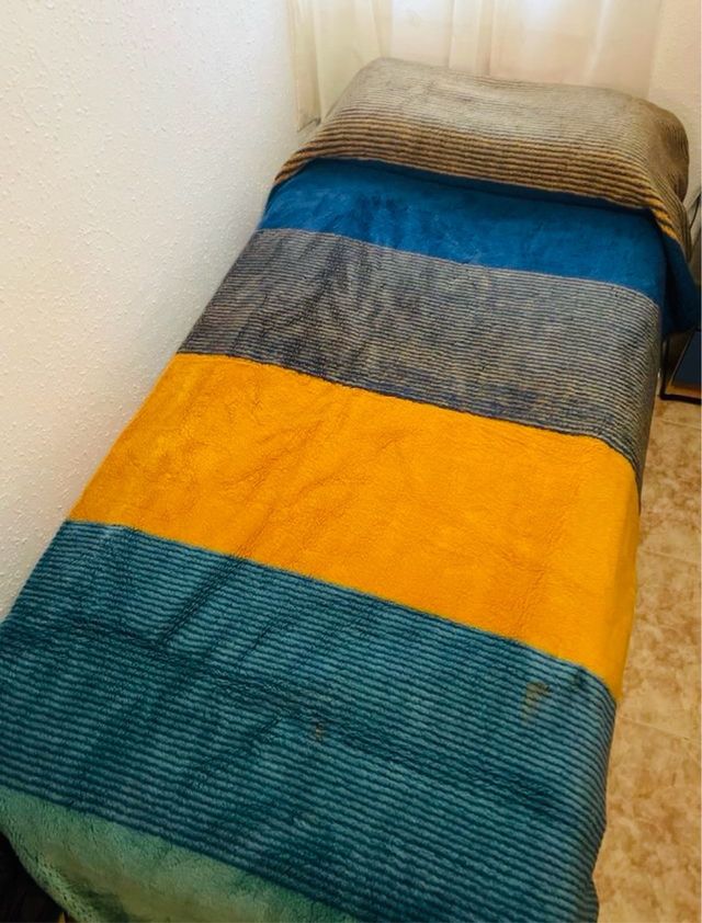 Manta de pelo naranja y azul