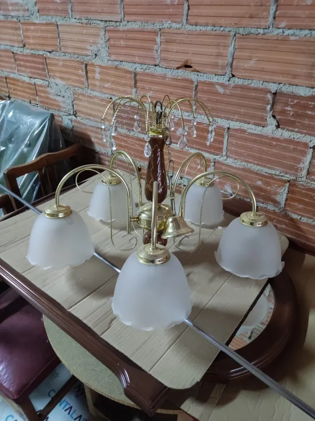 Lámpara de techo dorada y madera