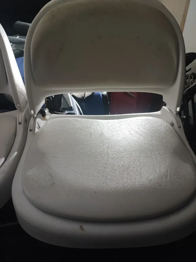 Asientos de barco blancos