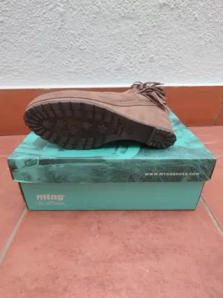 Botines cuña serraje color taupe Mustang