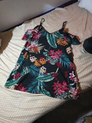 Vestido estampado tropical frío hombros