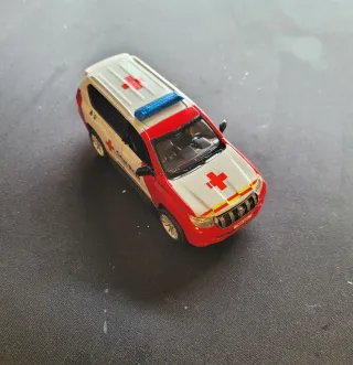 Toyota Land Cruiser 1/43 Cruz Roja