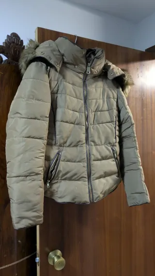 Abrigo acolchado beige con capucha