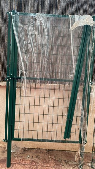 Puerta y 3 vallas metálicas galvanizadas