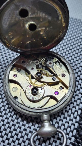 Reloj de bolsillo antiguo con llave