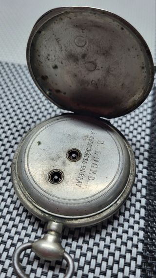 Reloj de bolsillo antiguo con llave