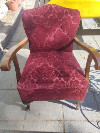 Sillón de terciopelo rojo con patas de madera