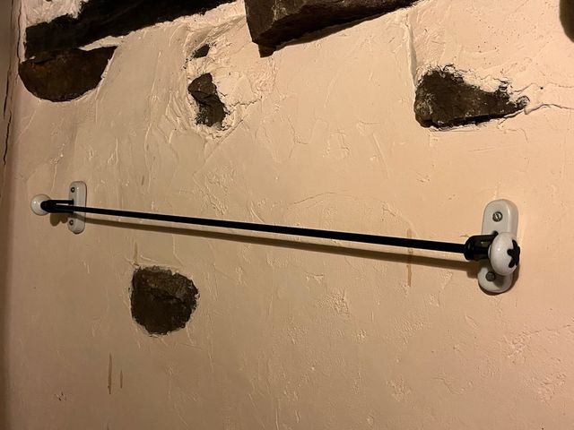 Toallero Metal y Porcelana Negro/Blanco