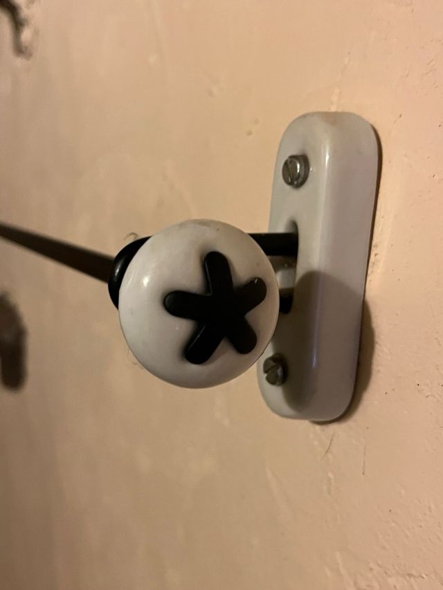 Toallero Metal y Porcelana Negro/Blanco