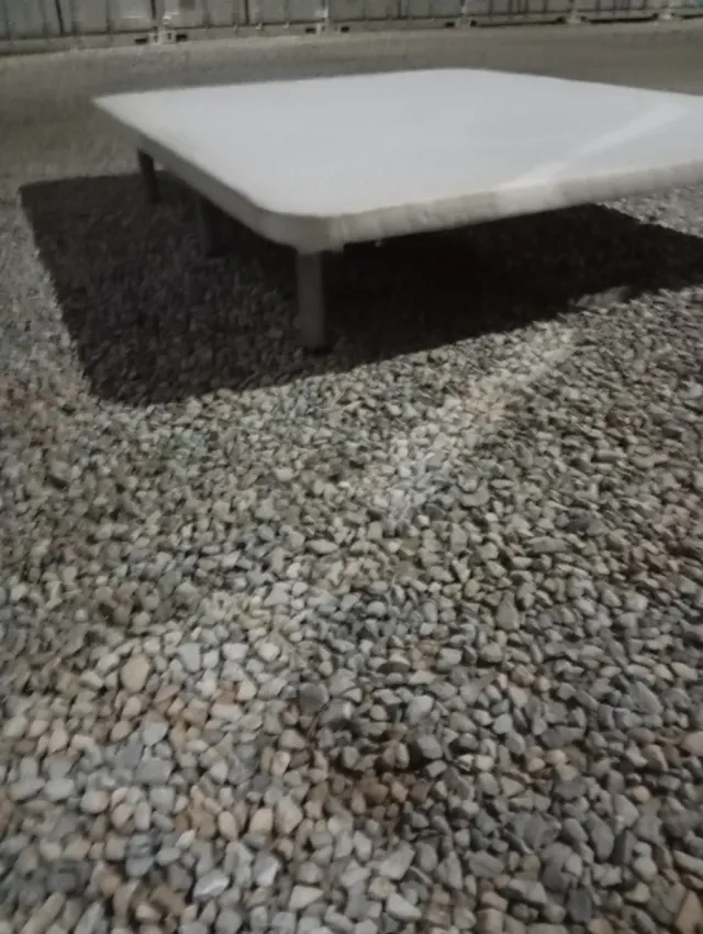 Base letto imbottita 150x190cm con gambe