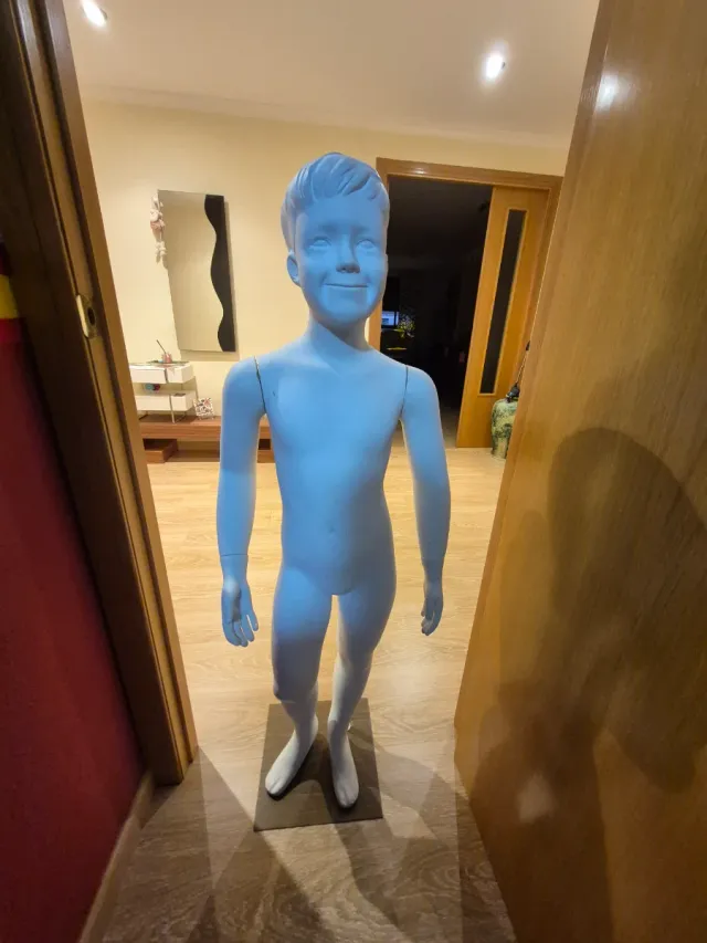 Alquilo maniquí de niño para traje de comunión