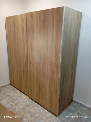 Armario de madera color beige y marrón