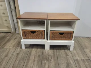 Comodini in legno e vimini