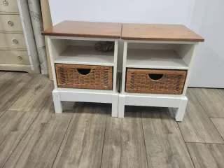 Comodini in legno e vimini