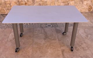 Mesa de oficina gris con ruedas