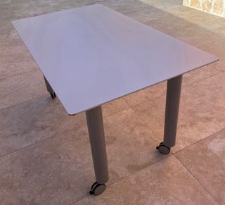 Mesa de oficina gris con ruedas