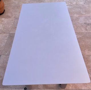 Mesa de oficina gris con ruedas