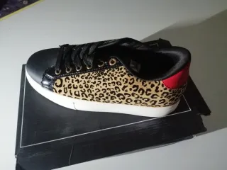 Zapatillas leopardo beige, negro y rojo