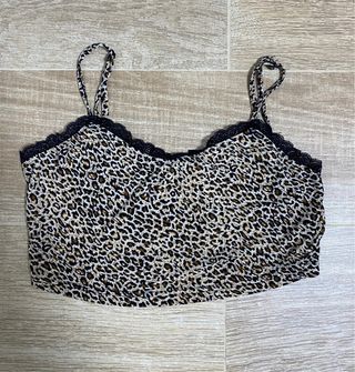 Top corto estampado leopardo con encaje