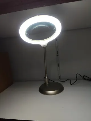 Lámpara de escritorio con lupa