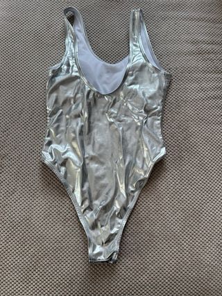 Bañador plateado brillante