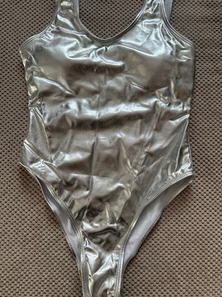 Bañador plateado brillante