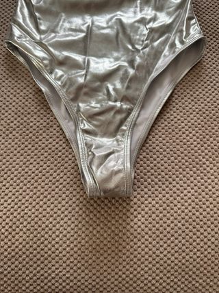 Bañador plateado brillante