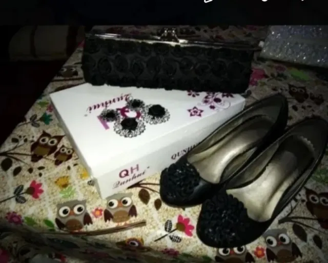 Zapatos, bolso y pendientes en negro.