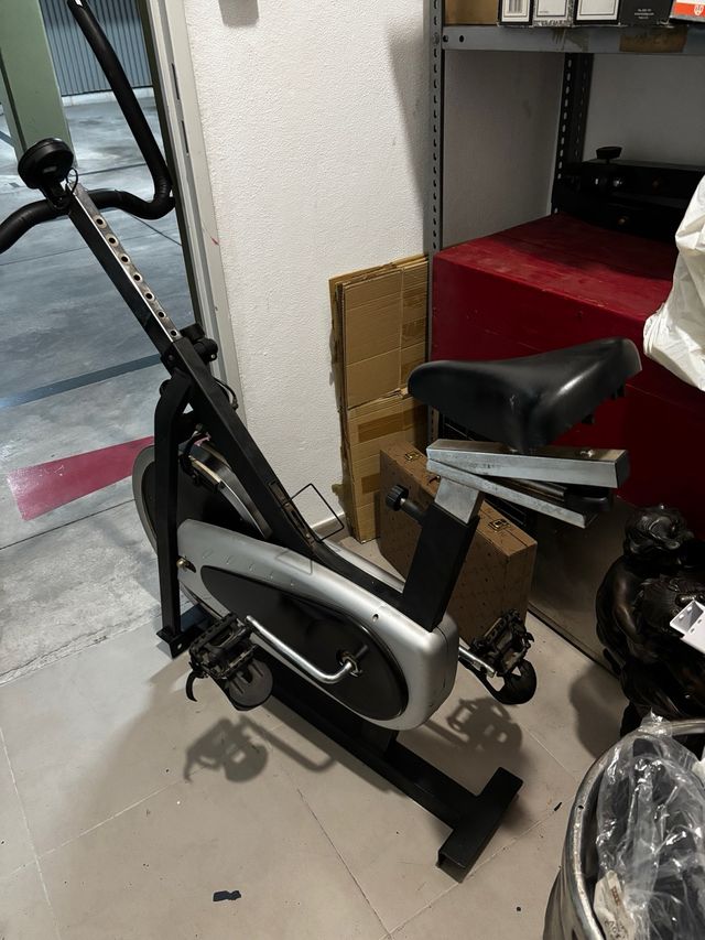 Bicicleta de Spinning Negra y Plateada