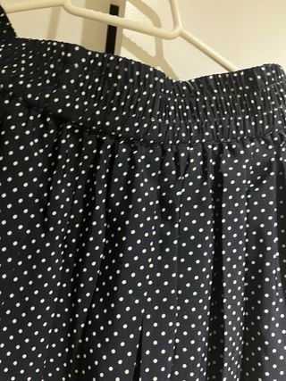 Falda azul con lunares blancos