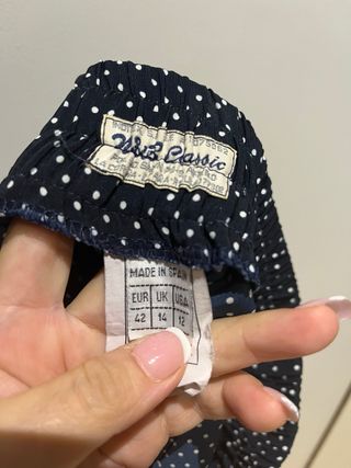 Falda azul con lunares blancos