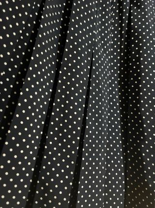 Falda azul con lunares blancos