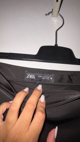 Falda satinada Zara negra