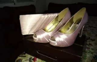 Zapatos de tacón y bolso de mano.