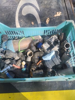 Lote de accesorios y tubos de fontanería