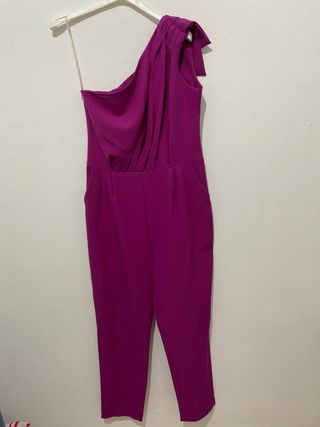 Mono morado de fiesta con un hombro