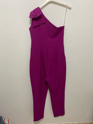 Mono morado de fiesta con un hombro