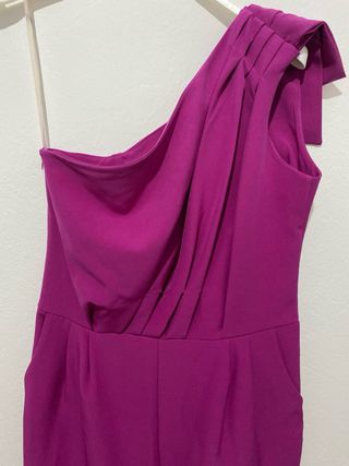 Mono morado de fiesta con un hombro