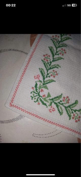 3 centrini ricamati punto croce