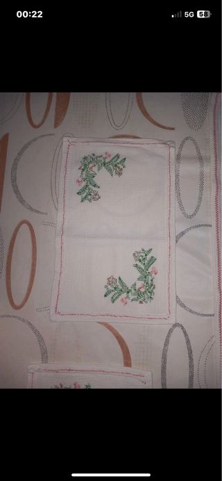 3 centrini ricamati punto croce