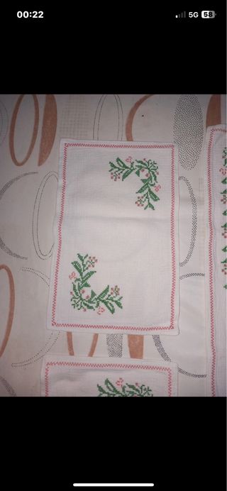 3 centrini ricamati punto croce