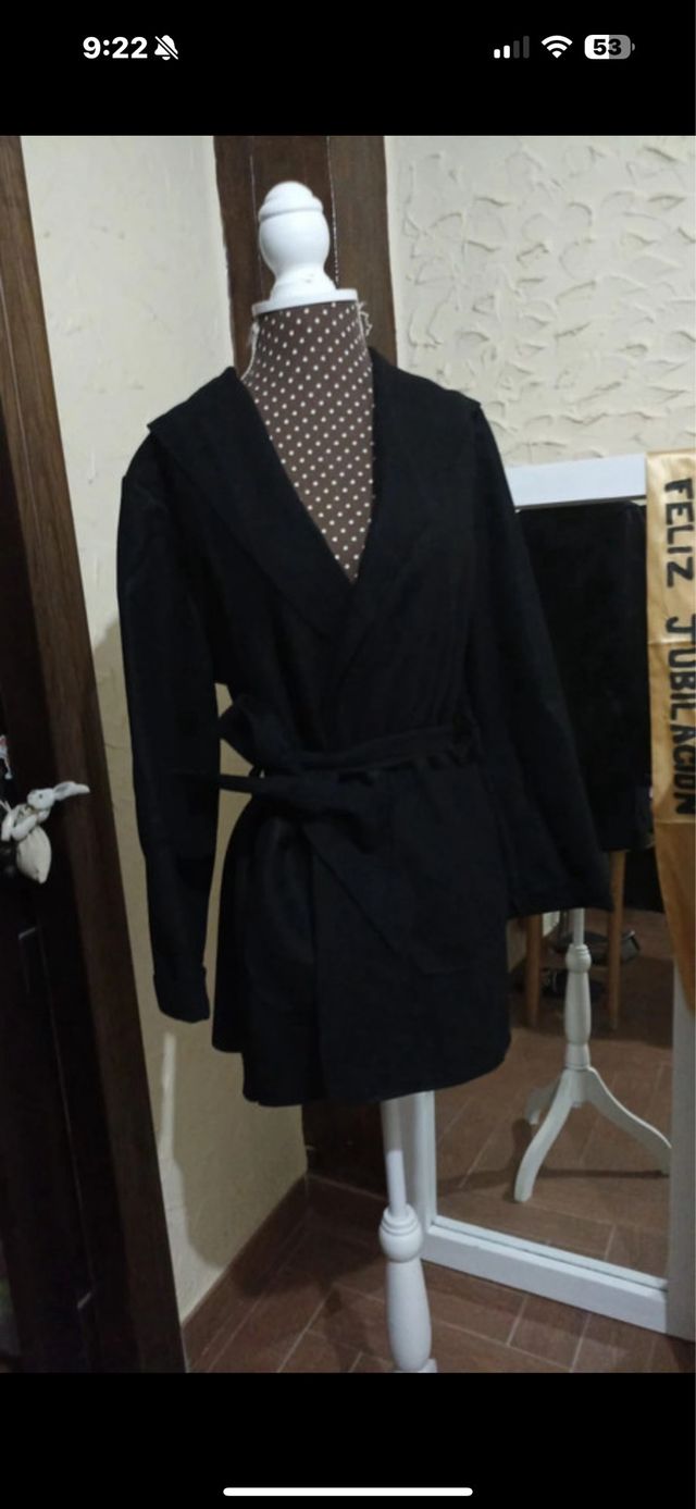 Abrigo negro con cinturón y capucha