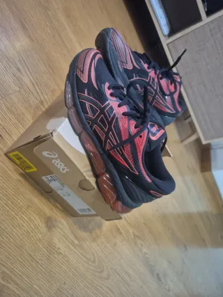 Zapatillas Asics Negras y Rojas